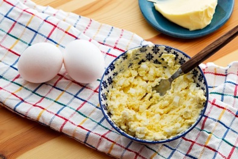 How to cool eggs with butter